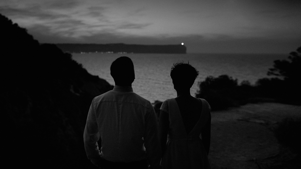 Black and white wedding photography of bride and groom watching sunset in Valencia, Spain.