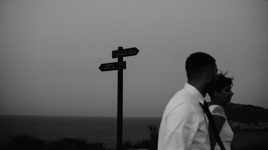 Black and white wedding photography of bride and groom in Valencia, Spain.